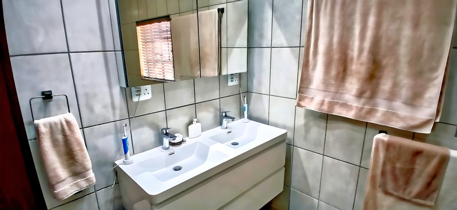 5 Bedroom Property for Sale in Langenhovenpark Free State